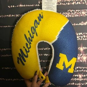 UNIVERSITY OF MICHIGAN® NECK PILLOW